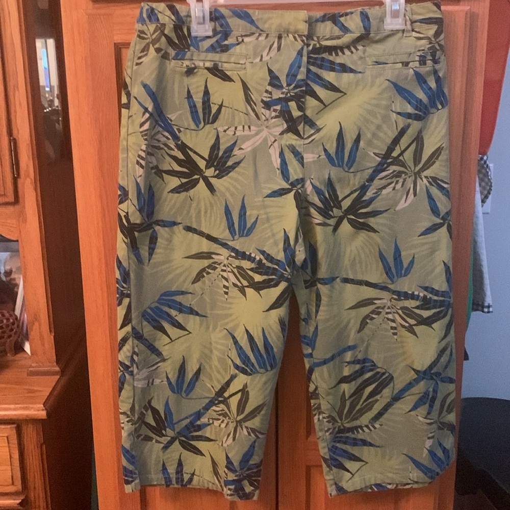 Chico’s Tropical Print Capris Size 2 (Medium)